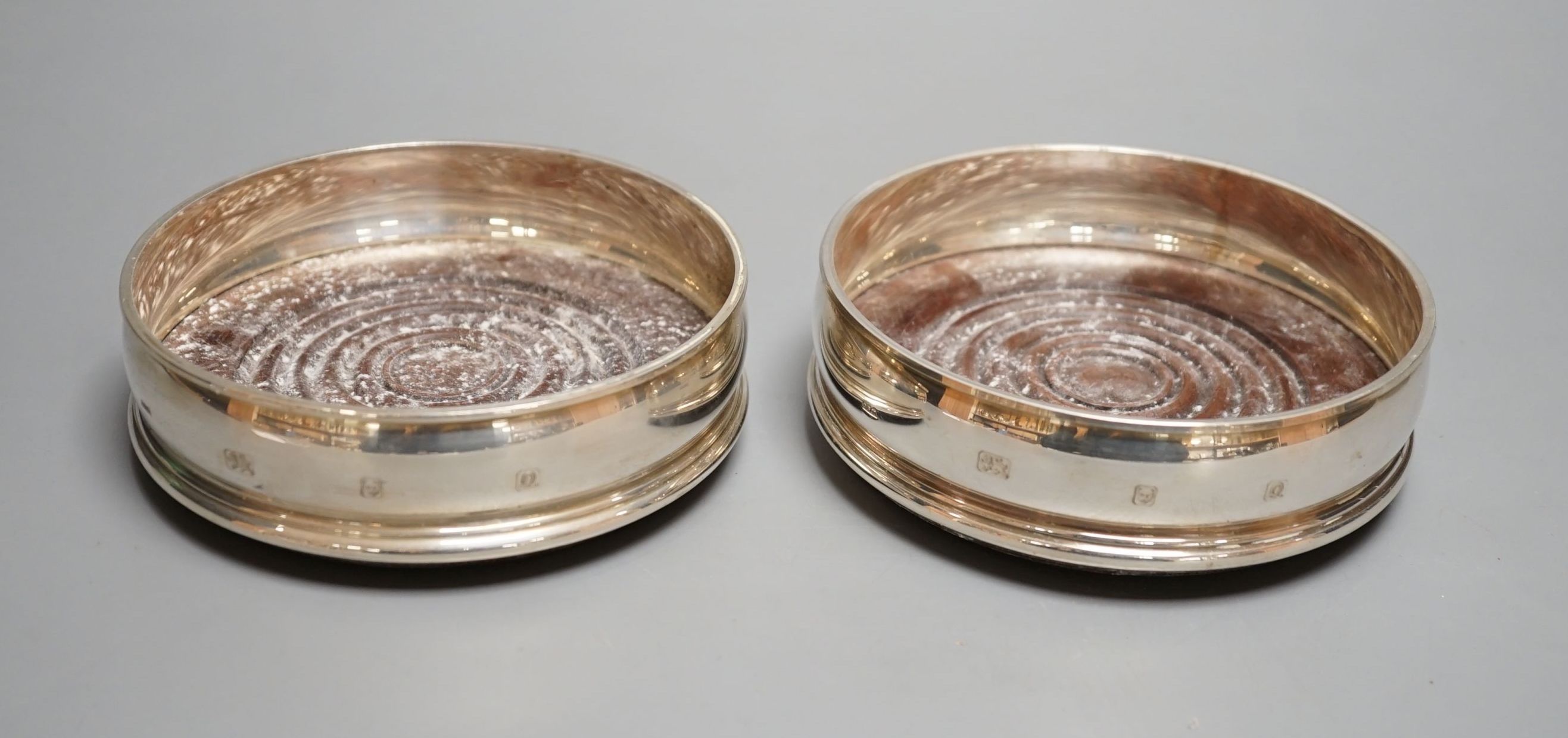 A pair of modern silver mounted wine coasters, London, 1990, 12.5cm.